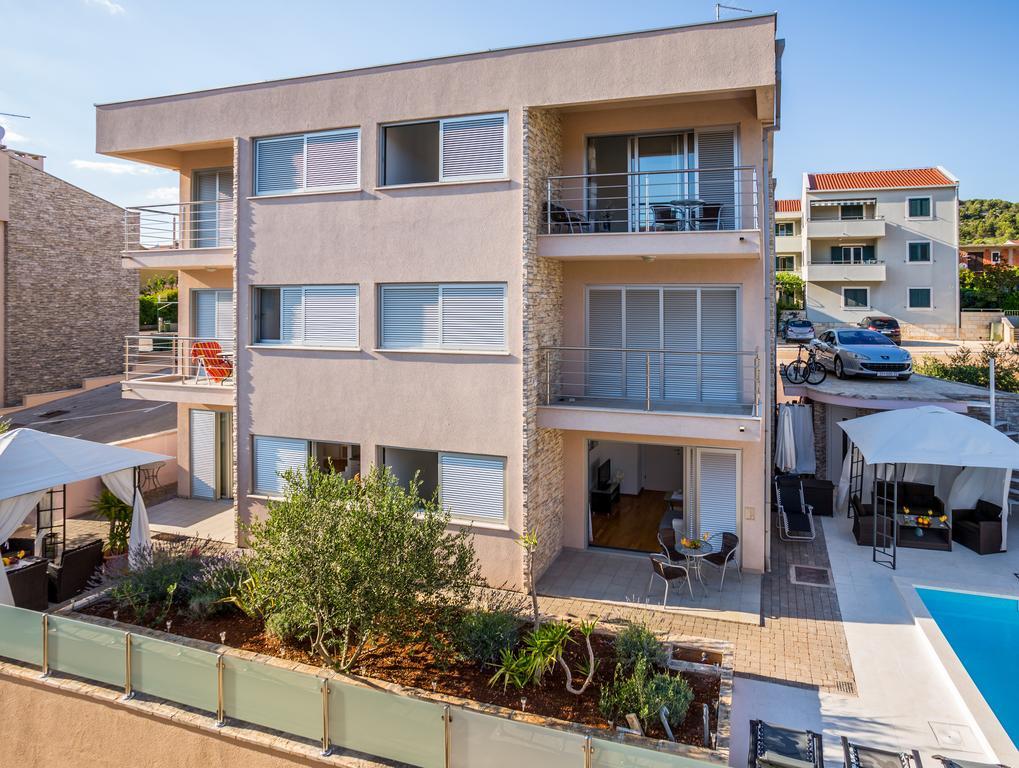 Apartment Falcon Stari Grad  Exteriör bild